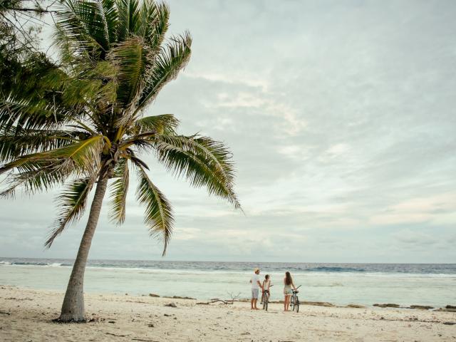 Balade à Vélo En Famille Sur La Plage à Rangiroa - Tahiti Tourisme © Hélène Havard