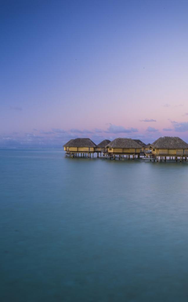 Bungalows Sur Pilotis Hotel Le Taha'a - Tahiti Tourisme © David Kirkland