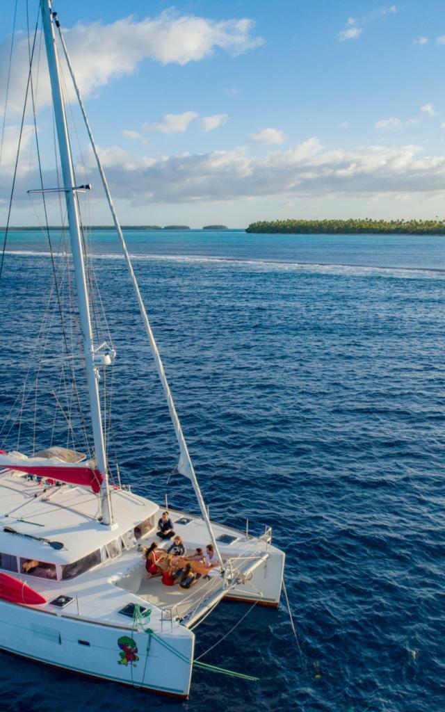 Sailboat cruise With View Of Tetiaroa