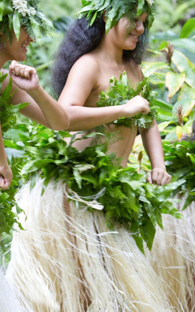 Dancers from the Austral Islands - Tahiti Tourisme © Grégoire Le Bacon