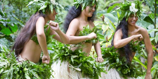 Dancers from the Austral Islands - Tahiti Tourisme © Grégoire Le Bacon