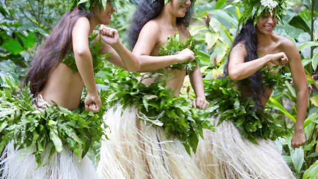 Dancers from the Austral Islands - Tahiti Tourisme © Grégoire Le Bacon