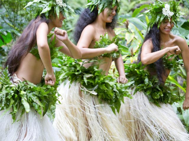 Dancers from the Austral Islands - Tahiti Tourisme © Grégoire Le Bacon