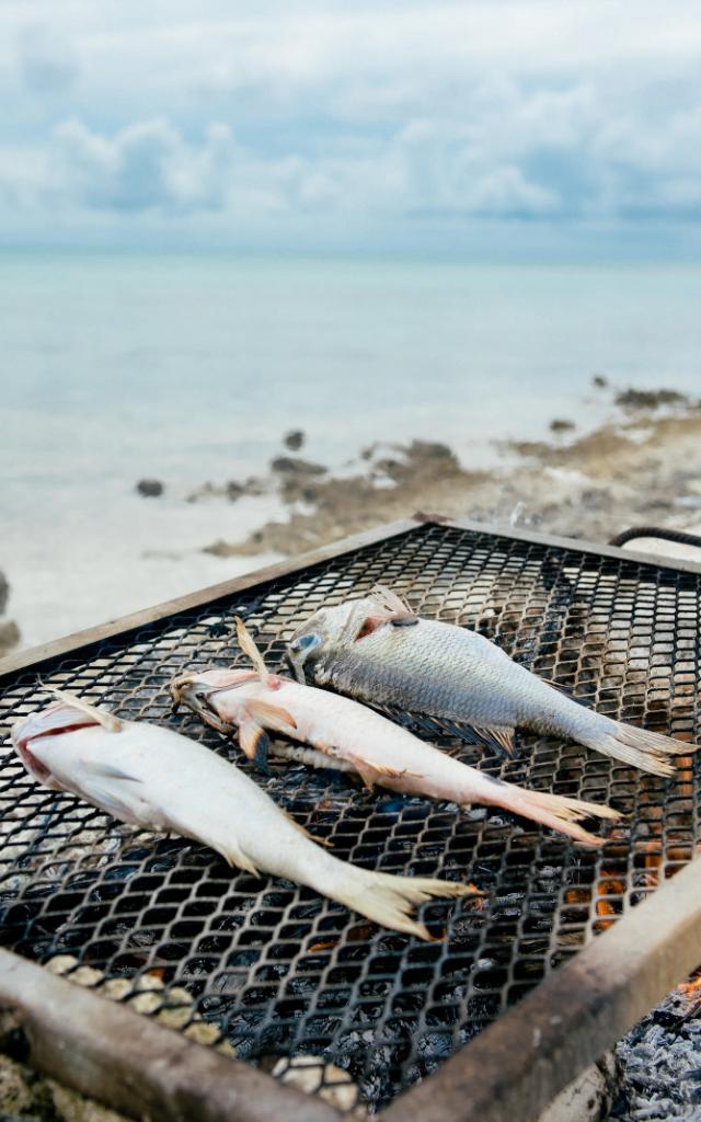 Grillade Au Bord De La Plage à Rangiroa - Tahiti Tourisme © Hélène Havard