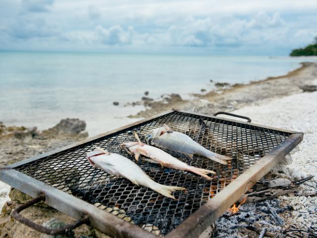 Grillade Au Bord De La Plage à Rangiroa - Tahiti Tourisme © Hélène Havard