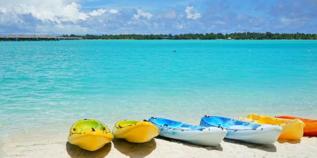 Kayaks sur une plage de Bora Bora - Tahiti Tourisme © Lei Tao