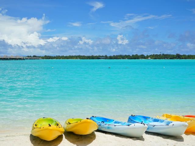 Kayaks sur une plage de Bora Bora - Tahiti Tourisme © Lei Tao