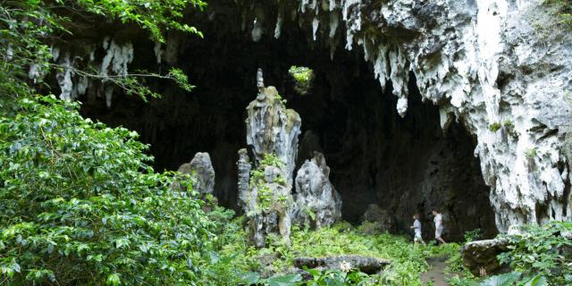 The Mitterrand Caves in Rurutu Tahiti Tourisme © Grégoire Le Bacon