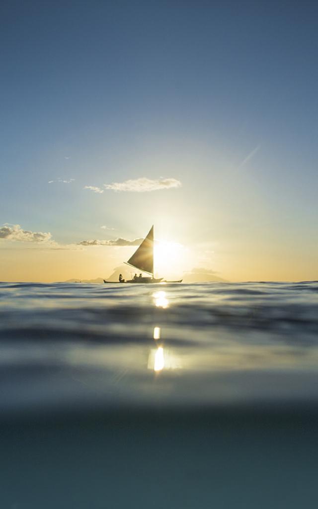 Pirogue Et Sunset Sur Le Lagon © Tourisme Tahiti