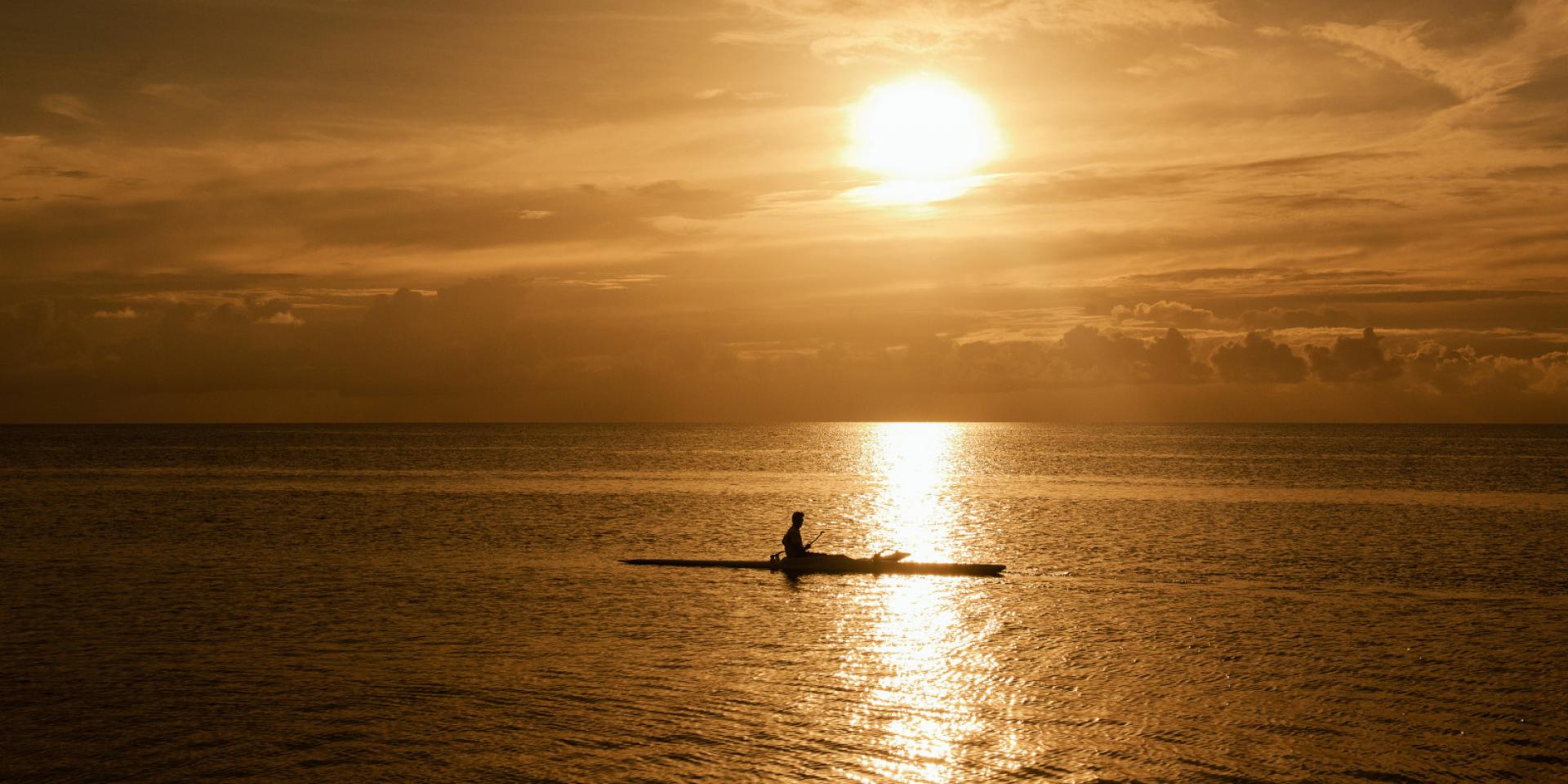 Canoe at Sunset on Rangiroa Lagoon - Tahiti Tourisme © Hélène Havard