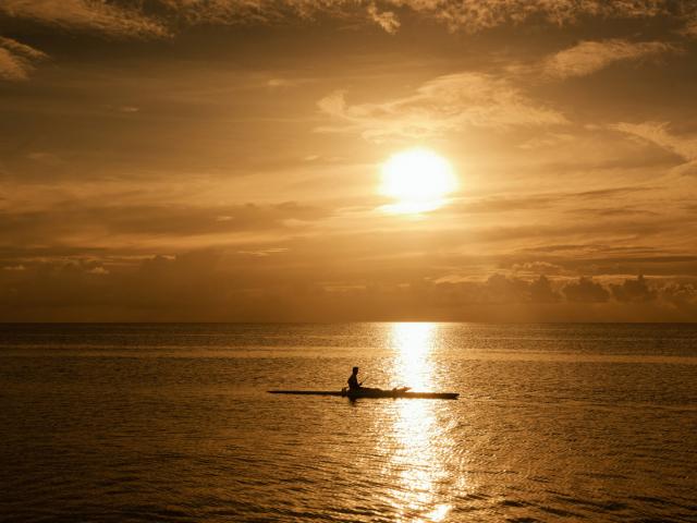 Pirogue Sur Le Lagon De Rangiroa Avec Sunset - © Hélène Havard