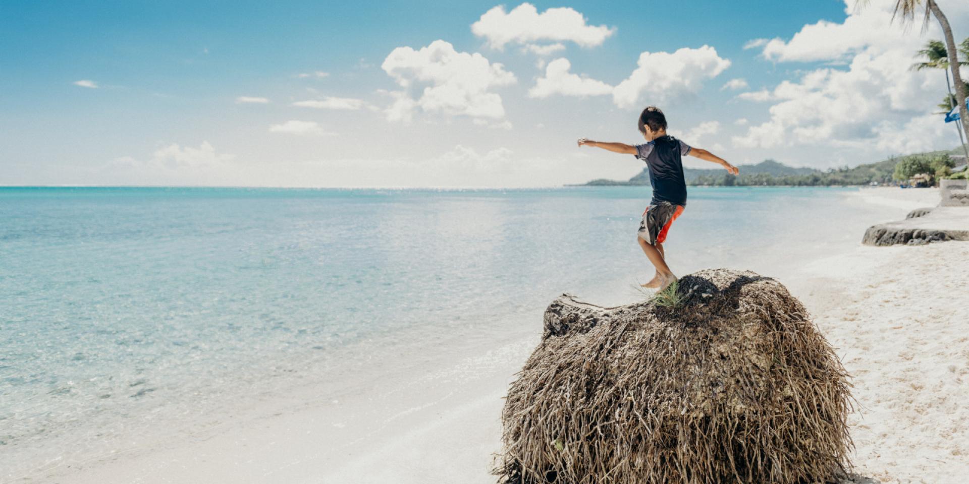 Un enfant jouant sur la plage de Matira - Tahiti Tourisme © Marc Gérard Photography