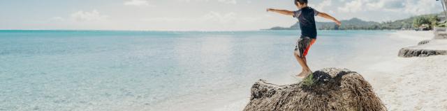 Un enfant jouant sur la plage de Matira - Tahiti Tourisme © Marc Gérard Photography