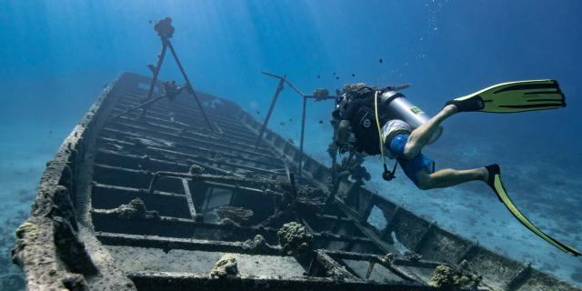 Plongée Sous Marine à Proximité D'une épave De Bateau © Mark Fitz