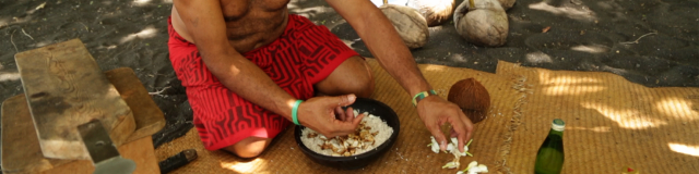 Préparation Et Macération Du Monoï © Tahiti Nui Télévision