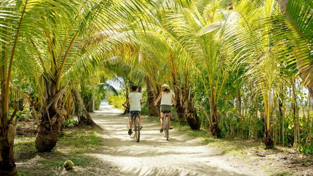 Randonnée à Rangiroa © Hélène Havard