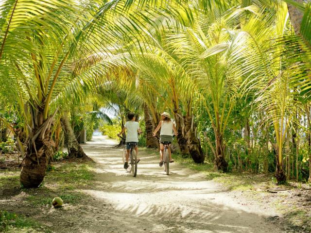 Hiking in Rangiroa © Hélène Havard