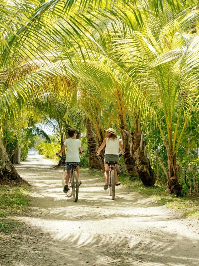 Hiking in Rangiroa © Hélène Havard