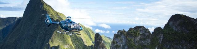 Vol en hélicoptère au coeur des montagnes de Tahiti - Tahiti Tourisme