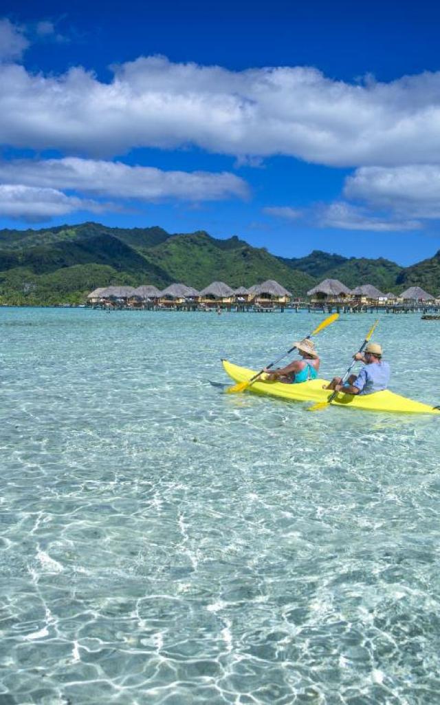 Kayak dans le lagon de Tahaa