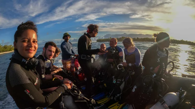 Une équipe d'écovolontaires de l'association Dauphins de Rangiroa sur le bateau