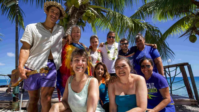 Une équipe d'écovolontaires de l'association Dauphins de Rangiroa